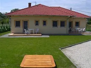 Petra Apartmanhaz Kehidakustany