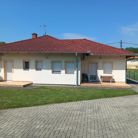 Petra Apartmanhaz Apartment Kehidakustany