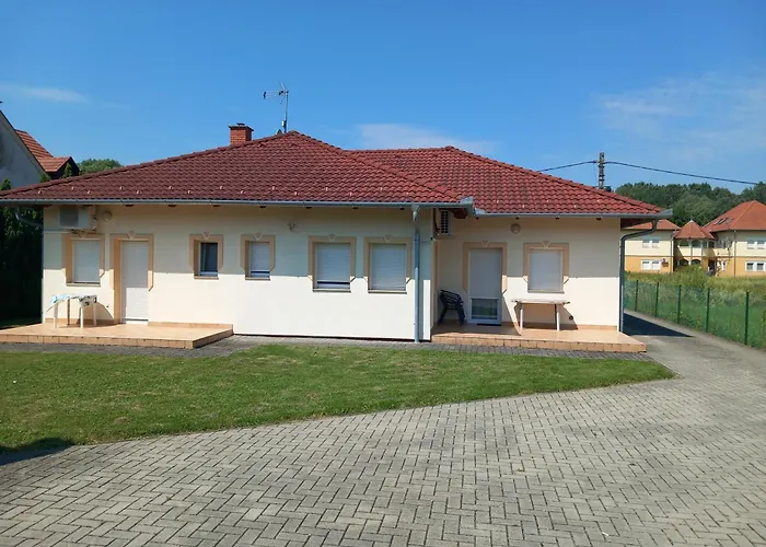 Petra Apartmanhaz Lägenhet Kehidakustány